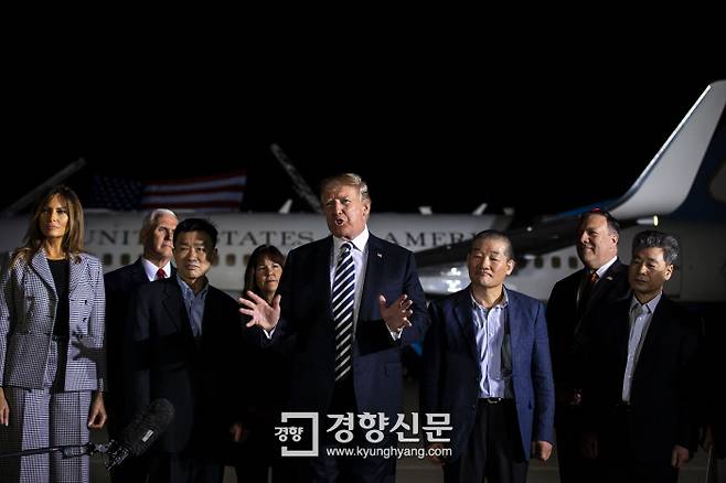 5월 10일 새벽, 북한에 억류되었던 한국계 미국인 김학송, 김동철, 김상덕씨가 도착한 앤드루 공군기지에 환송 나간 도널드 트럼프 대통령이 발언하고 있다. / 연합 UPI