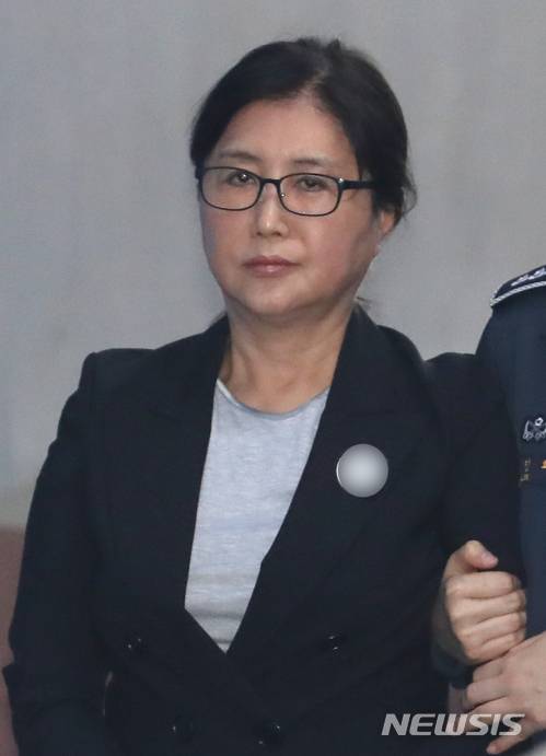 【서울=뉴시스】권현구 기자 = 최순실씨가 지난 4일 오전 서울 서초구 서울고등법원에서 열린 '국정농단 사건' 항소심 5차 공판에 출석하고 있다. 2018. 05.04. stoweon@newsis.com