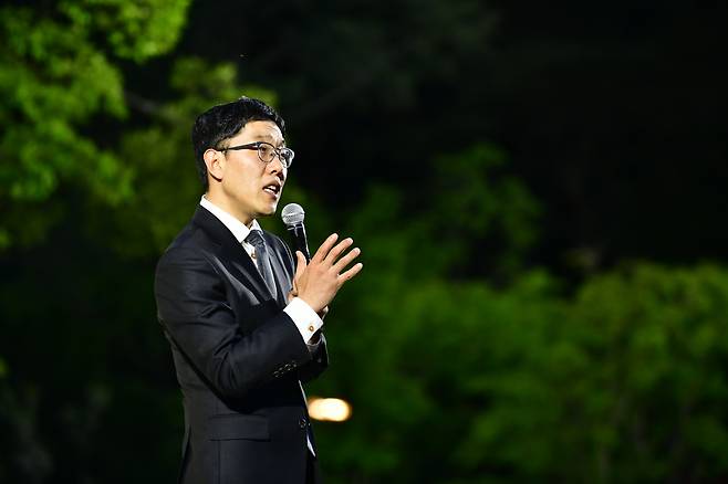 지난 11일 봉하마을에서 방송인 김제동씨의 특강 '사람사는 세상'이 진행됐다.  ⓒ노무현재단 제공