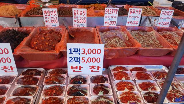 젓갈종류와 각종 반찬들. ⓒ한미숙