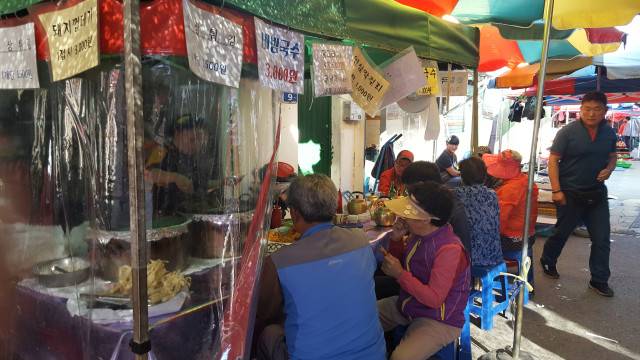 장날은 바로 이 맛이죠~ ⓒ한미숙