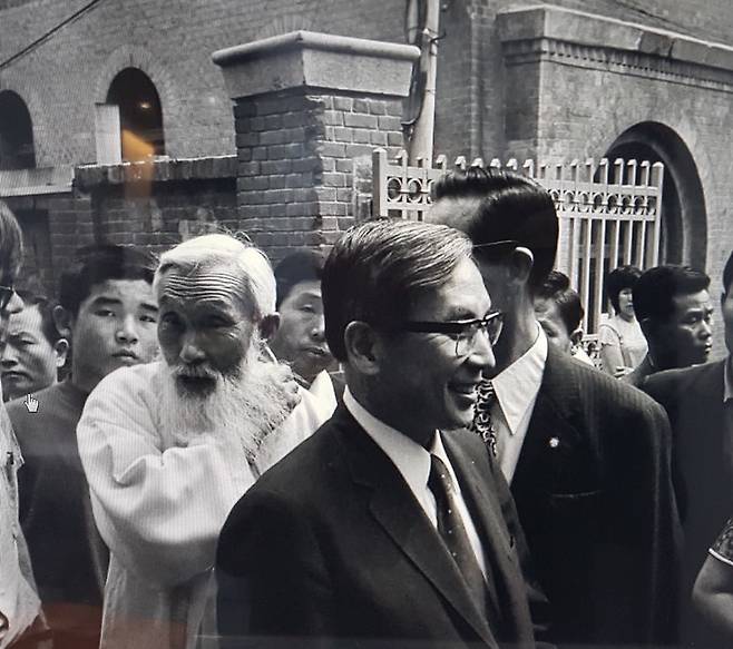 함석헌(왼쪽에서 두 번째 흰 옷을 입은 이), 장준하(맨 앞 안경 쓴 이) 선생 사이로 김사복씨의 모습이 보인다. 1974년 1월 개헌청원 백만인 서명운동 선서를 한 뒤 재판을 받게 된 장준하 선생을 모시고 김사복씨가 서대문 형무소 재판장에 간 날이다. 김승필씨 제공.
