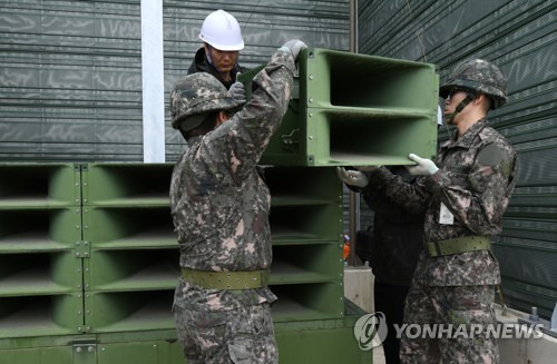 철거되는 대북확성기  (파주=연합뉴스) 남북 정상 간 판문점 선언 후속조치로 육군 9사단 교하중대 교하 소초 장병들이 1일 경기도 파주시 민간인 통제구역 내 설치된 고정형 대북확성기를 철거하고 있다. 2018.5.1  [사진공동취재단=연합뉴스]  photo@yna.co.kr  (끝)
