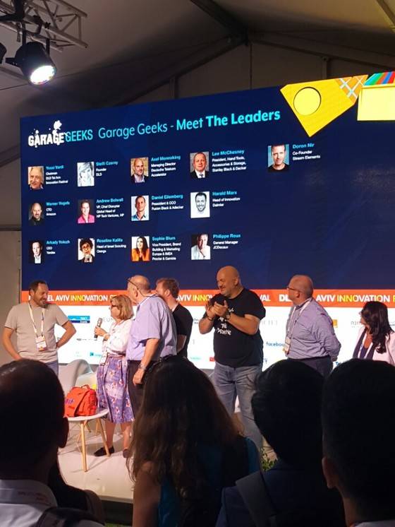 텔아비브에서 열린 세계 최대 창업축제 ‘DLD 페스티벌’에서 벤처기업 대표들이 참가자들의 질문을 받고 있다.[중앙포토]