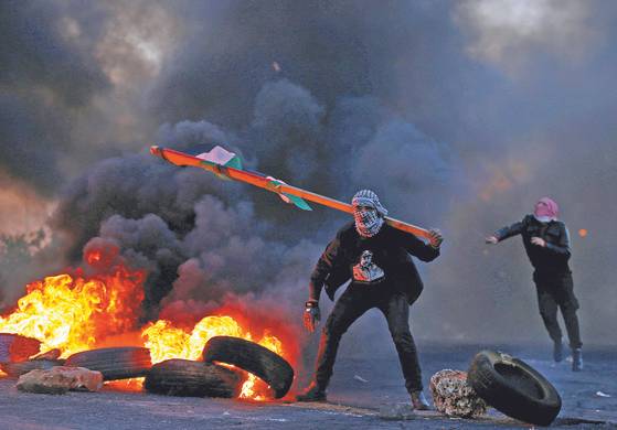 팔레스타인 주민들이 이스라엘의 박해에 항의하는 시위를 벌이고 있다. [AP=연합뉴스[