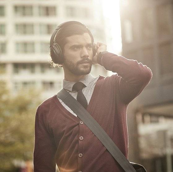 음향 전문 브랜드 '보스'의 QC 35는 아마존에서 두 번째로 인기 많은 무선 헤드폰 제품이다. QC 35는 '노이즈 캔슬링' 모드 덕분에 헤드폰을 끼는 순간 주변 소음을 완벽하게 차단한다. [사진 보스]