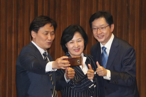 일 오후 열린 국회 본회의에서 더불어민주당 김경수 의원(오른쪽)이 지방선거 출마의원 사직 안건 투표를 마친 뒤 추미애 대표와 기념사진을 찍고 있다. 연합뉴스