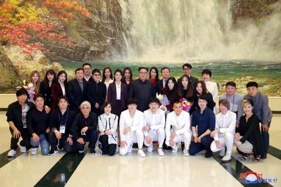 - 김정은 북한 노동당 위원장이 1일 동평양대극장에서 열린 남측 예술단 공연 ’봄이 온다’를 관람한 뒤 남측 예술단 가수들과 기념촬영을 하고 있다.  연합뉴스
