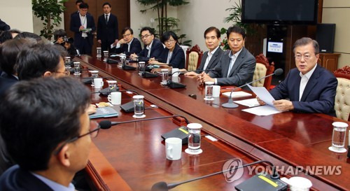 수석ㆍ보좌관 회의 발언하는 문 대통령 (서울=연합뉴스) 배재만 기자 = 문재인 대통령이 14일 오후 청와대 여민관에서 열린 수석ㆍ보좌관회의에서 발언하고 있다.     scoop@yna.co.kr