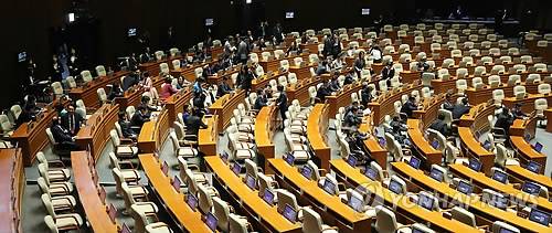 야당 의원 입장 기다리는 민주당 (서울=연합뉴스) 하사헌 기자 = 정세균 국회의장이 '6·13 지방선거' 출마의원들의 사직 안건 처리 등 국회 현안을 놓고 본회의를 소집한 14일 오후 더불어민주당 의원들이 본회의장에서 야당 의원들의 입장을 기다리고 있다. 2018.5.14      toadboy@yna.co.kr