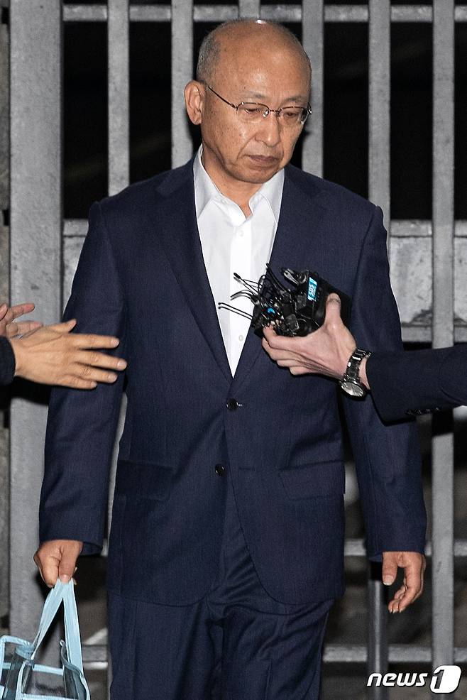 삼성물산과 제일모직의 합병 과정에서 부당한 압력을 행사한 혐의로 1·2심에서 2년6개월을 선고 받은 문형표 전 보건복지부 장관이 구속기간이 만료돼 15일 새벽 경기도 의왕시 서울구치소를 나서고 있다. 2018.5.15/뉴스1 © News1 이승배 기자