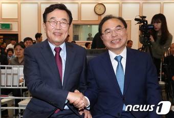 서병수 자유한국당 부산시장 예비후보(왼쪽), 오거돈 더불어민주당 부산시장 예비후보가 15일 오후 부산 동구 부산일보 대강당에서 열린 '부산일보 지방선거 보도자문단 초청 시장 후보 토론회'에서 악수를 나누고 있다. 2018.5.15/뉴스1 © News1 여주연 기자