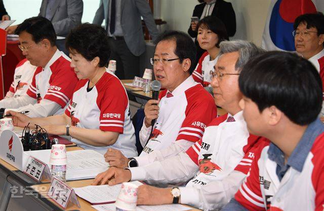 홍준표 자유한국당 대표는 최근 지방선거 필승결의대회에서 “대통령 지지율 70% 다 거짓말이다”라며 문재인 정부를 ‘괴벨스 공화국’으로 칭했다. 그러면서 “대한민국에서 정치 감각은 현재 여의도에서 내가 제일 낫지 않은가” 라고 덧붙였다. 사진은 홍 대표가 15일 여의도 중앙당사에서 열린 선거대책위원회 발대식에서 발언하는 모습. 오대근기자 inliner@hankookilbo.com