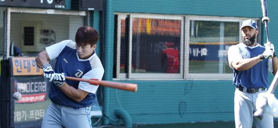 2015 시즌 프로야구 NC 테임즈가 경기 전 나성범(왼쪽)의 타격 훈련을 지켜 보고 있다. [중앙포토]