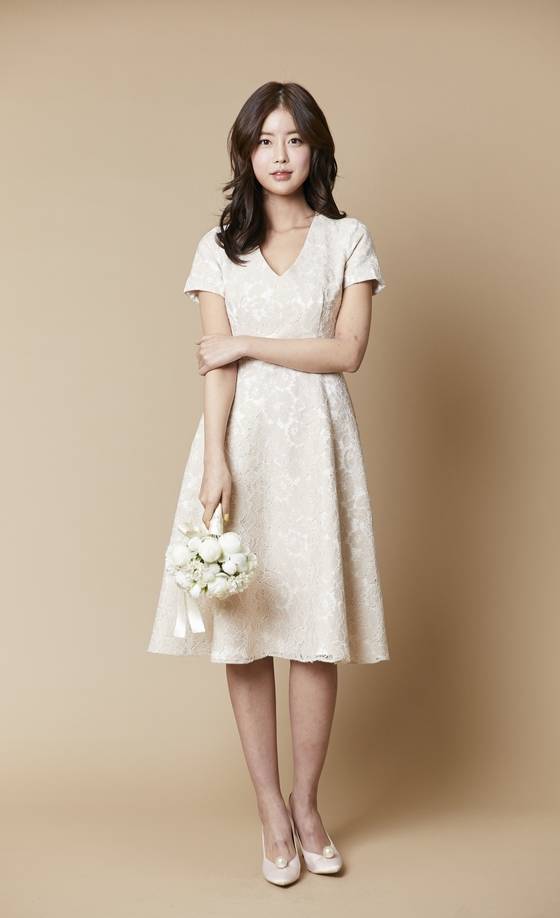 심플한 디자인에 아이보리톤 레이스 패턴 원단을 사용해 신부의 느낌을 살린 '델라베일'의 원피스 드레스. [사진 델라베일]