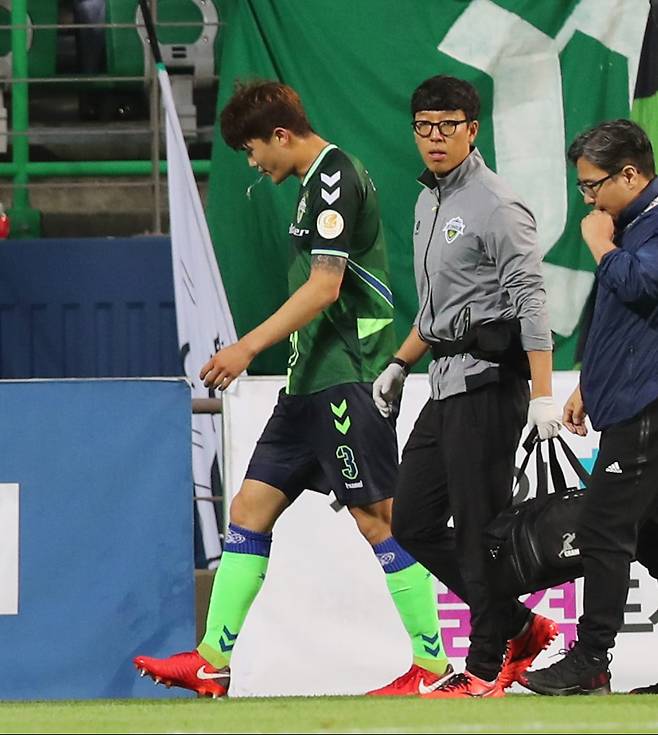 2일 오후 전주월드컵경기장에서 열린 KEB 하나은행 K리그 2018 전북 현대와 대구 FC의 경기. 전북 김민재가 의료진과 함께 그라운드를 걸어 나가고 있다. 2018.5.2 ⓒ연합뉴스