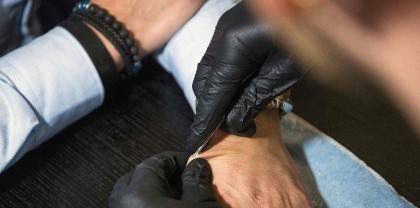 손에 마이크로 칩을 이식하는 모습. [SCMP 캡처]