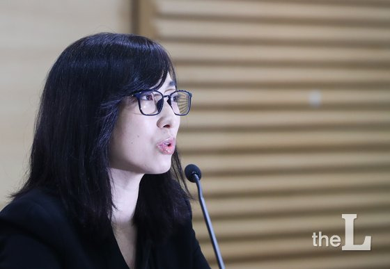 강원랜드 채용비리 수사와 관련한 외압 의혹을 폭로했던 안미현 검사가 15일 서울 서초구 변호사 교육문화관에서 기자회견을 열고 수사 상황에 대한 입장을 발표하고 있다. 2018.5.15/뉴스1  <저작권자 © 뉴스1코리아, 무단전재 및 재배포 금지>