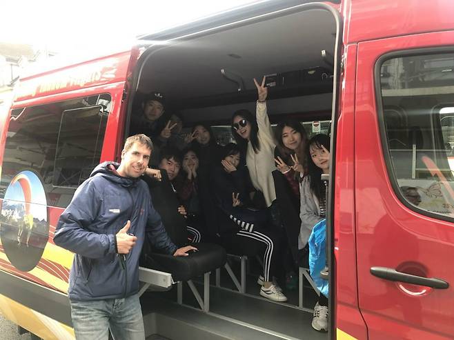전용 버스를 타고 즐기는 스위트유로의 유럽 단체배낭여행은 마음 맞는 2030 청춘끼리 떠나는 특별한 여행상품이다. (사진=스위트유로 제공)