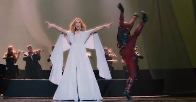 셀린 디온의 'Ashes' 뮤직비디오 중 한 장면.  데드풀이 등장해 빼어난'(?) 춤실력을 과시한다. (화면 캡쳐) ⓒSony Music