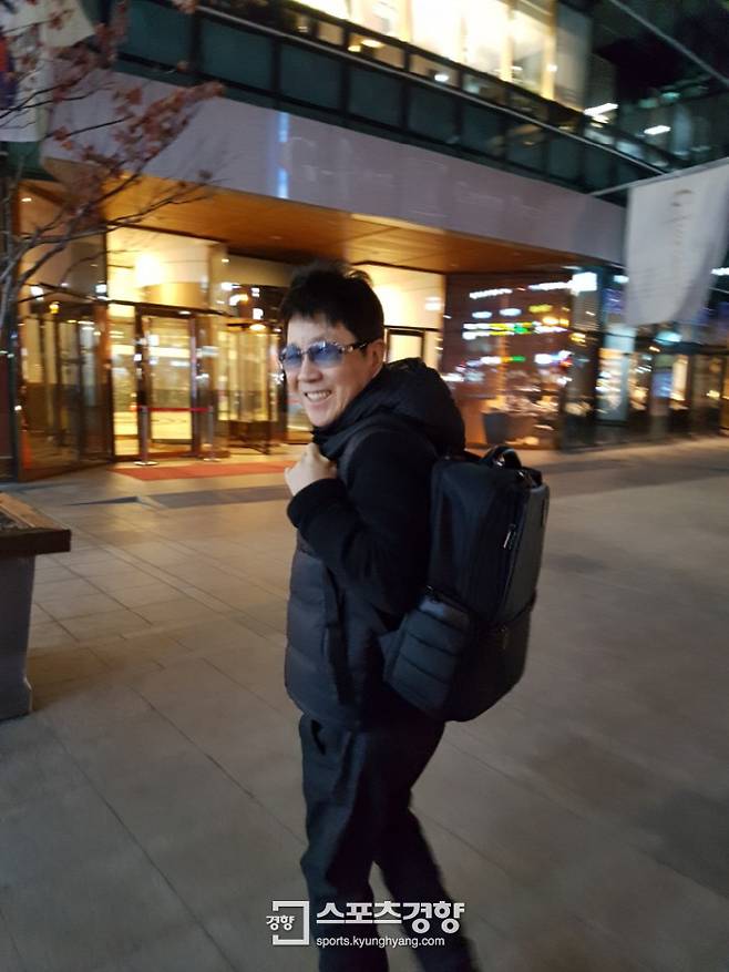 지난 1월 중순 그의 사무실&nbsp;&nbsp;근처에서 만난 퇴근길의 조용필. 그의 백팩에는 늘 신곡작업을 하는 악보들이 가득&nbsp;&nbsp;담겨있다. 사진제공 조용필