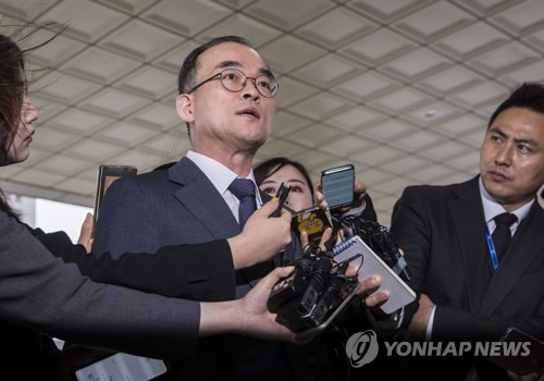 수사외압 질문에 견해 밝히는 문무일 (서울=연합뉴스) 진성철 기자 = 강원랜드 채용비리와 관련해 수사지휘권 행사로 외압 논란에 휩싸인 문무일 검찰총장이 16일 서울 서초구 대검찰청에서 출근길에 취재진의 질문에 답하고 있다. 2018.5.16  zjin@yna.co.kr  (끝)