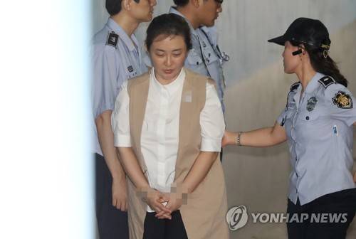 법정 향하는 박채윤 (서울=연합뉴스) 신준희 기자 = 안종범 전 청와대 정책조정수석비서관에게 뇌물을 건넨 혐의로 1심에서 실형을 선고받은 김영재 원장의 아내 박채윤씨가 18일 오후 서초동 서울중앙지법에서 열리는 항소심 첫 공판에 출석하고 있다. 2017.7.18      hama@yna.co.kr