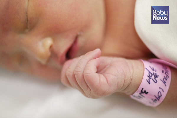 신생아에서 보이는 붉은 반점은 연어반, 포도주색 반점, 유아혈관종이 가장 많습니다. ⓒ베이비뉴스