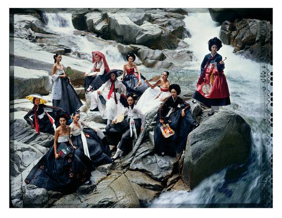 한복디자이너 이영희 선생이 현대적으로 디자인한 기생 이미지의 한복을 입은 모델들.