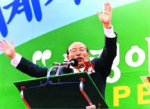 조 목사가 94년 10월 여의도순복음교회 주최로 서울 여의도광장에서 열린 세계기도대회에서 설교하고 있다. 여의도순복음교회 제공