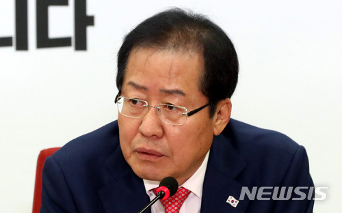 【서울=뉴시스】이영환 기자 =홍준표 자유한국당 대표 2018.05.15.  20hwan@newsis.com