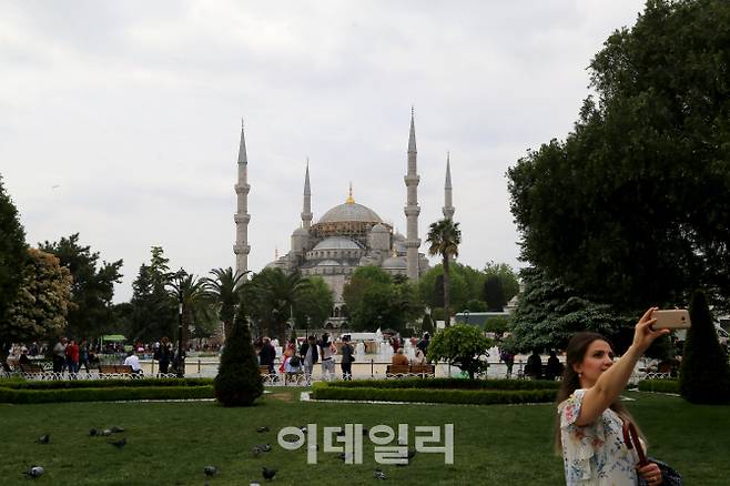 터키 이스탄불 최고로 꼽히는 자미(모스크)인 술판 아흐메드를 배경으로 사진을 찍고 있는 관광객. 내부 벽과 기둥을 장식한 99가지 푸른색 이즈니크 타일 덕분에 ‘블루모스크’란 별칭으로 더 유명하다.