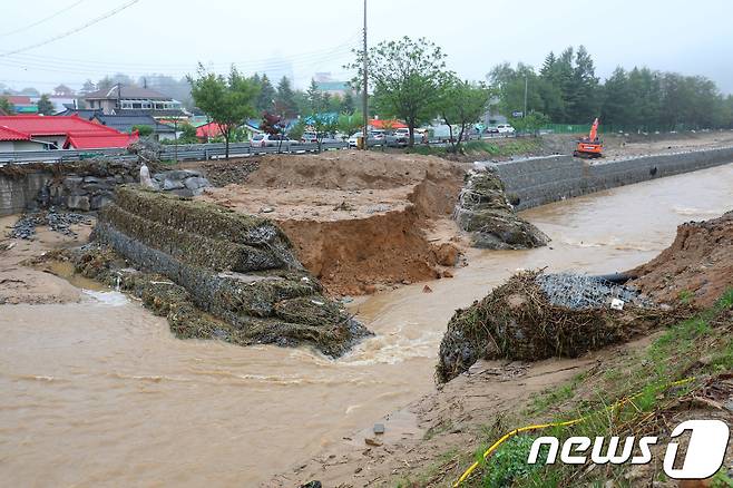 18일 밤사이 강원 평창군 대관령면 일대 내린 폭우로 횡계리 주택가가 침수됐다. 주민들은 올림픽 수송객 승하차를 위해 조성한 시설물을 철거하지 않아 빗물에 하천이 범람, 인근 주택까지 침수되는 일이 벌어졌다고 주장했다. 사진은 횡계리 일대 소하천과 올림픽 시설물. 2018.5.18/뉴스1 © News1 고재교 기자