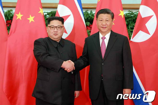 북한 노동신문이 지난 7일부터 8일까지 김정은 북한 국무위원장이 중국 다롄을 방문해 시진핑 중국 국가주석과 회동을 가졌다고 9일 보도했다.(노동신문) 2018.5.9/뉴스1