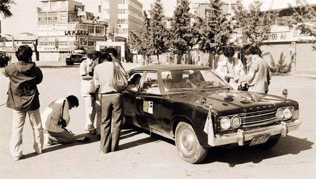 [저작권 한국일보]계엄군에 의해 전남도청이 함락된 27일 내신 기자들이 미국 ABC News 취재 차량 주변에 모여 뭔가를 받아 적고 있다.