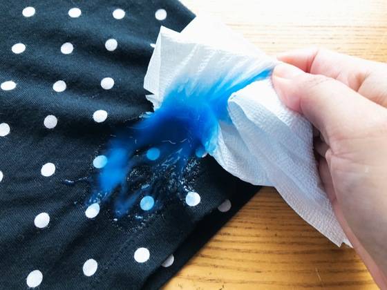 먼저 휴지로 슬라임을 어느 정도 닦아낸다. 이때 다른 곳으로 슬라임이 번지지 않도록 조심한다.