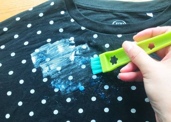 '슥슥' 솔로 몇 번 문지르기만 했는데도 슬라임 자국이 없어지는 게 보인다.