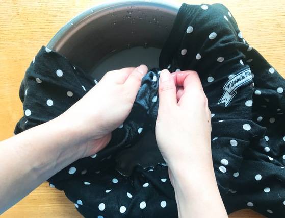 마지막으로 따뜻한 물에 담가 손으로 비빈 후 깨끗한 물로 헹궈낸다.