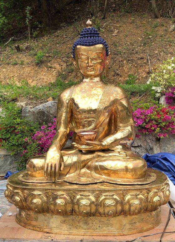 경기도 용인 와우정사에 기증된 네팔 불상. 부처님오신날을 이틀 앞둔 20일 낮 점안식을 연다. 네팔 국민들이 붓다의 탄신지가 네팔임을 알리려 성금을 모금, 불상을 제작해 기증했다. [사진 와우정사]