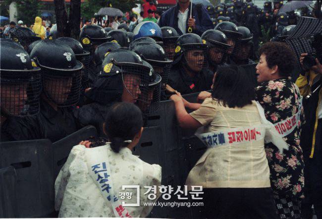 1995년 7월 19일 서울 서초구 서울지방검찰청에서 광주 민주화 운동 희생자 가족과 대학생들이 5·18 주범 처벌을 요구하는 시위를 하고 있다. 경향신문 자료사진