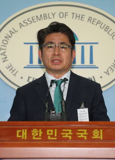 박종진 바른미래당 송파을 예비후보가 18일 오후 국회 정론관에서 송파을 재보선 공천 갈등과 관련해 기자회견을 하고 있다. / 연합뉴스