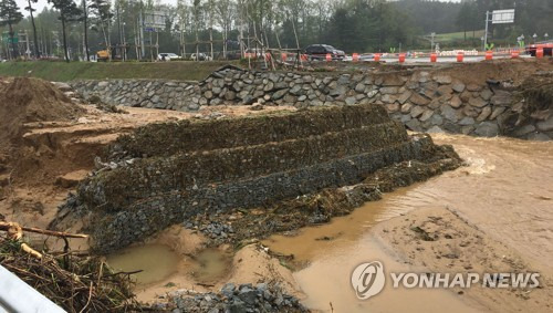 "올림픽 시설물 제때 철거하지 않아서" (평창=연합뉴스) 이재현 기자 = 18일 강원 평창군 대관령면 횡계리 일대가 밤사이 쏟아진 폭우로 하천이 범람, 62가구가 물에 잠겼다. 마을 주민들은 평창올림픽이 끝난 지 석 달 다 되도록 차항천 강변에 설치한 올림픽 관련 차량의 승하차 시설을 제때 철거하지 않아 침수피해로 이어졌다고 주장한다.     jlee@yna.co.kr