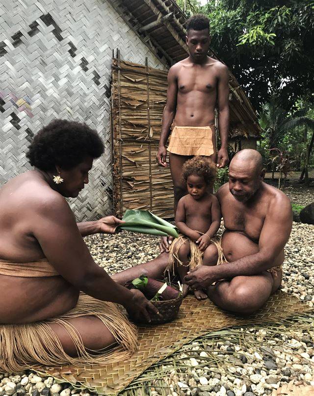 솔로몬의 원시부족마을은 관광객을 위한 민속마을이 아니라 실제 삶터다.