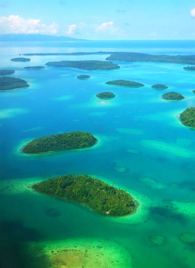 창가 자리에서 보는 솔로몬의 바다. 선착순 탑승 비행기에서 창가에 앉아야 하는 이유다.