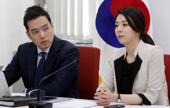 3월 27일 오후 서울 영등포구 여의도 국회에서 진행된 자유한국당 좌파정권 방송장악 피해자 지원 특별위원회 1차 회의에서 배현진 송파을 당협위원장과 김세의 MBC 기자가 나란히 앉아 있다. 뉴시스