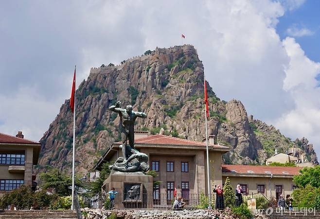 터키 아피온의 모습. 멀리 산 위의 아피온 성이 보인다. /사진=김남이 기자