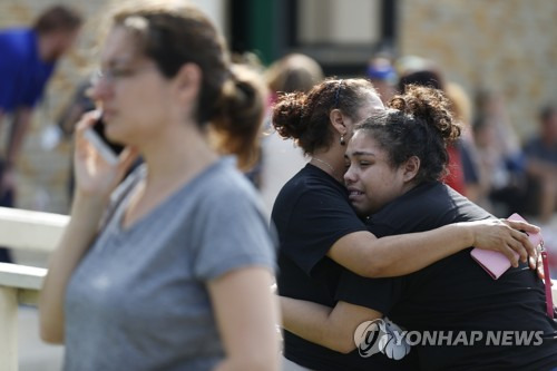 미 텍사스 고교 총격 사건 현장에서 아이 껴안는 학부모 [AP=연합뉴스]