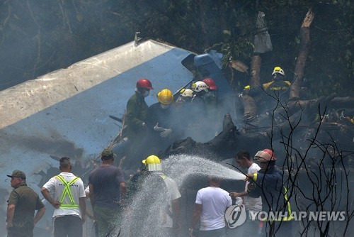 쿠바 항공기 추락 사고 현장에 출동한 구조대 [AFP=연합뉴스]