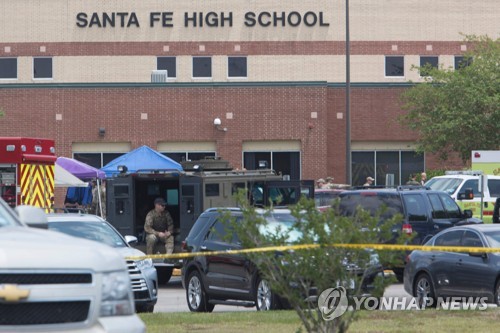 18일(현지시간) 미국 텍사스 주의 산타페 고등학교에서 17세 학생이 엽총과 권총 등 총기를 난사해 최소 10명이 사망하는 참극이 벌어졌다. 사진은 사건이 발생한 산타페 고등학교 모습. [AFP=연합뉴스]