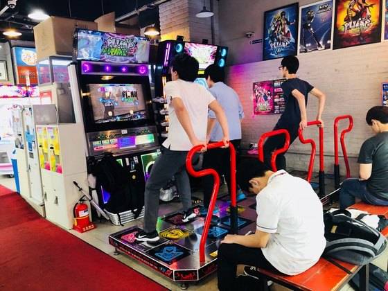 신촌의 또 다른 오락실에서 펌프 즐기고 있는 고등학생들. 최규진 기자